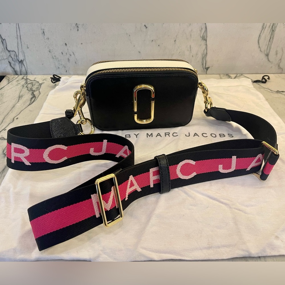 Marc Jacob’s The Snapshot Crossbody in Black/Pink